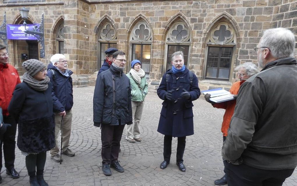 Deelnemers aan het kerkhistorische congres tijdens een stadwandeling door Bremen. beeld Jan van de Kamp