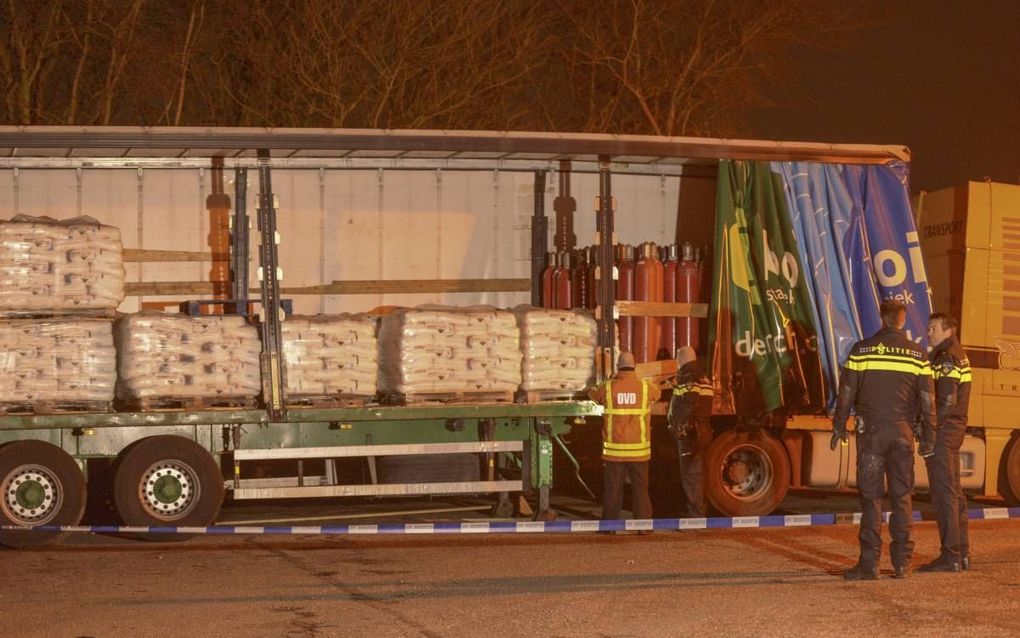 In het Zeeuwse Rilland trof de politie donderdag een vrachtwagen met aanhanger aan met ruim 100 flessen waterstofgas, 15.000 kilo gootsteenontstopper en 3000 liter hulpstoffen. beeld ANP