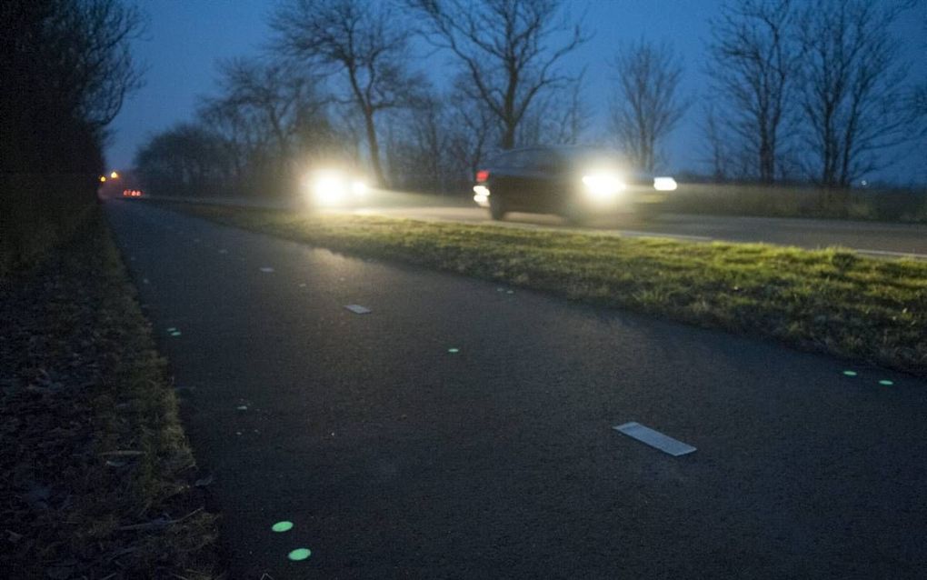 MIDDELBURG. In Zeeland is het waterschap een proef gestart met vonkjes in fietspaden. Zo moet het veiliger worden voor de hordes fietsers die vaak in het donker naar school gaan.  beeld Dirk-Jan Gjeltema