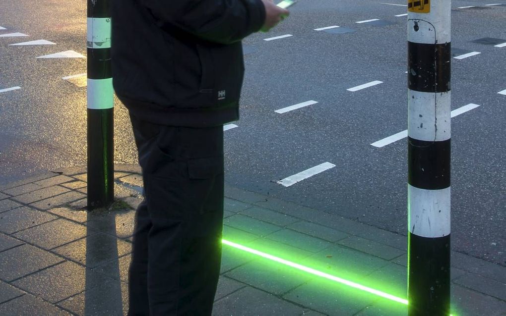 Een lichtstrip moet telefoongebruikers in het verkeer extra alert maken op gevaar. beeld gemeente Bodegraven