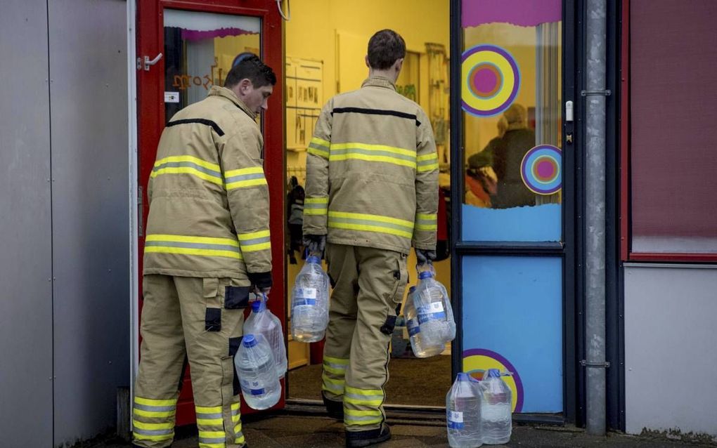 De brandweer deelde vanmorgen water uit bij een kinderdagverblijf in Zevenaar. Door een lek in een leiding zaten zo’n 30.000 huishoudens zaterdag en gisteren zonder water. Gistermiddag was de storing voorlopig verholpen, maar voor vandaag gold nog een adv