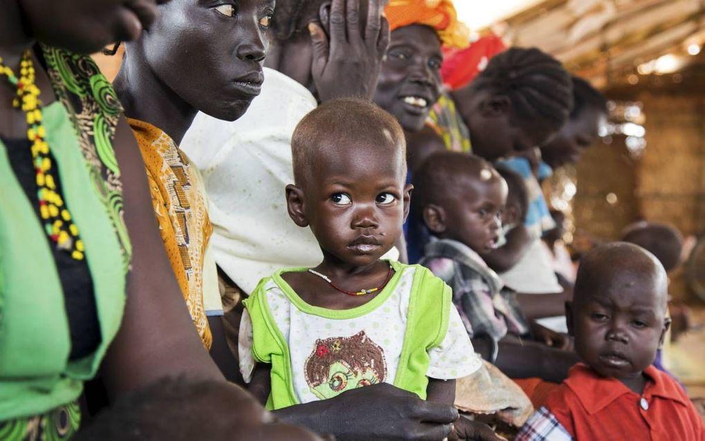 Abuk Ngor met haar tweejarige zoontje Achan (m.) in een voedselcentrum van hulporganisatie Medair in Zuid-Sudan. In het land hebben 100.000 mensen onmiddellijk voedselhulp nodig, waarschuwde drie VN-organisaties en de regering van het land maandag. beeld 