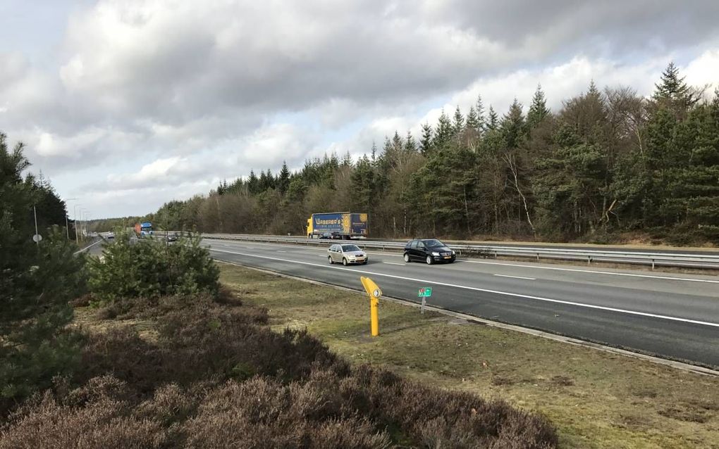 APELDOORN. Niet iedereen staat te juichen bij het idee om smartphonegebruik in auto’s door technologie onmogelijk te maken. Duidelijk is wel dat gebruik van de mobiele telefoon tijdens het rijden gevaarlijke situaties oplevert. Foto: de A1 bij Apeldoorn. 