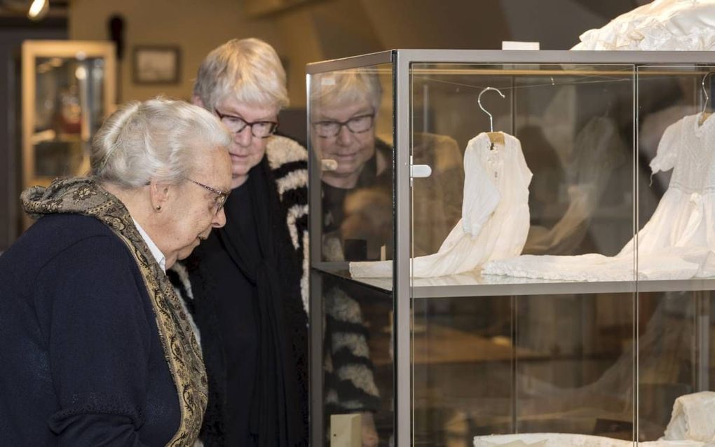 Bezoekers bij de expositie van doopjurken in het Cultuurhuis in Woudenberg. beeld André Dorst