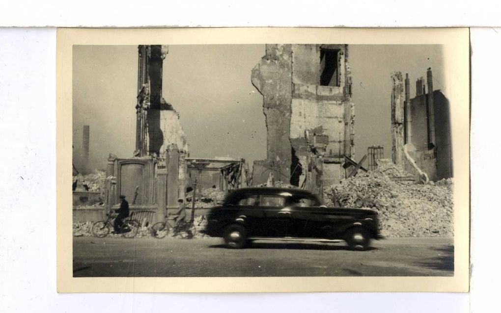 Een auto passeert ruïnes als gevolg van het bombardement op 14 mei 1940 op een onbekende weg in Rotterdam. beeld Museum Rotterdam 40-45 NU