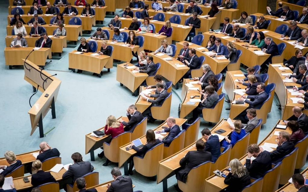 „Weinig mensen weten echter dat de Grondwet in Nederland ook kan worden veranderd buiten de kiezer om: met behulp van een grondwetswijzigend internationaal verdrag.” Foto: Een overzicht van de plenaire zaal van de Tweede Kamer tijdens de stemmingen. beeld