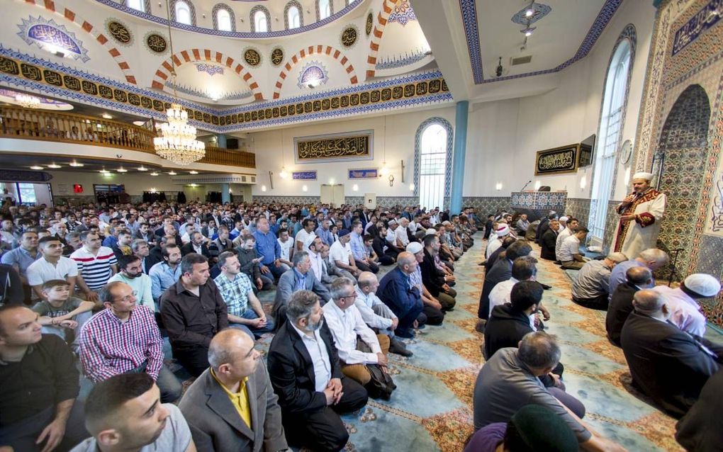 „Van der Staaij waarschuwt terecht voor de islam. Wie onze vrijheden liefheeft, doet er goed aan de SGP hier niet af te vallen, maar bij te vallen.” Foto: Ter afsluiting van de vastenmaand ramadan spreken moslims het feestgebed uit in de Mevlanamoskee in