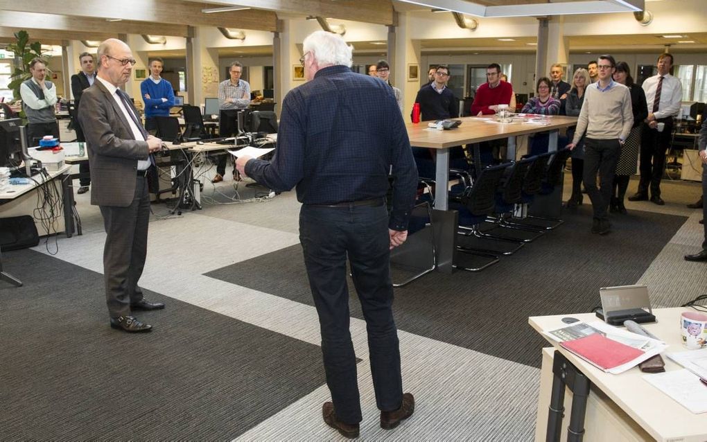 „Wim heeft het RD op zijn manier geleid: zonder brokken te maken, zichzelf op de voorgrond te schuiven of polemieken op te roepen.” Foto: Wim Kranendonk wordt, namens de redactie, door katernencoördinator Aad van Toor bedankt voor zijn werk als hoofdredac