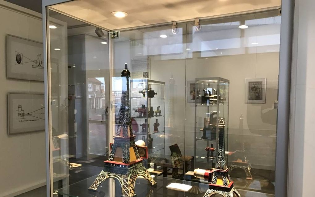 Museum Lunteren exposeert tot 20 mei een kleine tachtig toverlantaarns van de Utrechtse verzamelaar Paul van den Heuvel. Op de foto: Franse exemplaren in de vorm van de Eiffeltoren. beeld RD