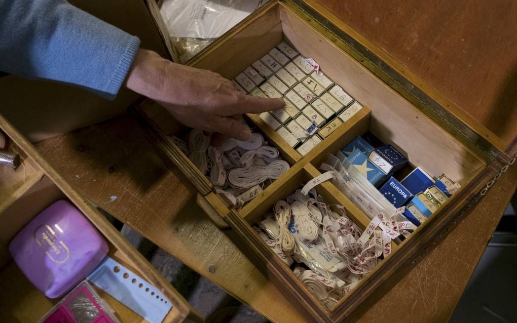 In de canon van de Christelijke Gereformeerde Kerken staan vijftig voorwerpen, personen en gebeurtenissen centraal. Zo laat een naaikist (foto) uit het voormalige christelijke gereformeerde kindertehuis in Utrecht het diaconaat van de kerken zien. beeld N