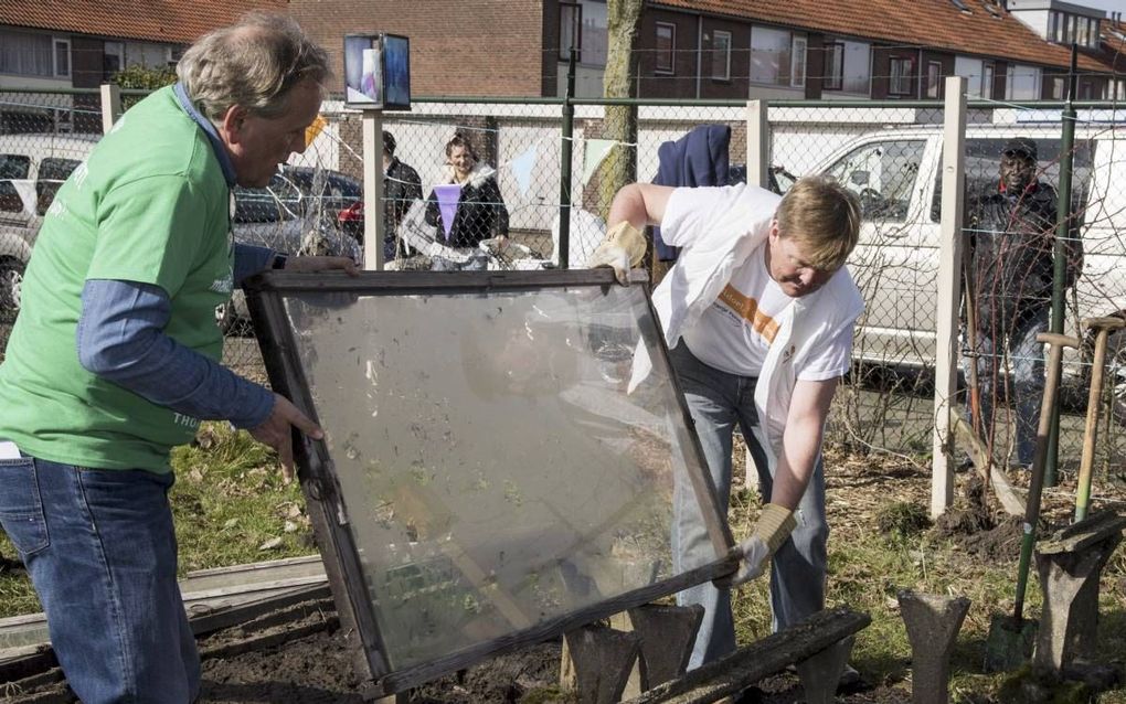 BREDA. Koning Willem-Alexander en koningin Maxima deden gisteren vrijwilligerswerk in Buurttuin Breda. Het koningspaar stak de handen uit de mouwen in het kader van NLDoet, de grootste vrijwilligersactie van Nederland.  beeld ANP, Lex van Lieshout