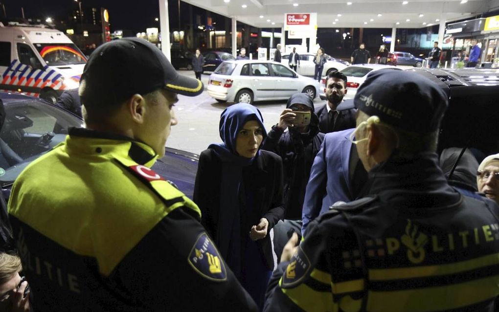 De Turkse minister Kaya veroorzaakte zaterdag een rel door ongewenst naar Rotterdam te komen. beeld ANP