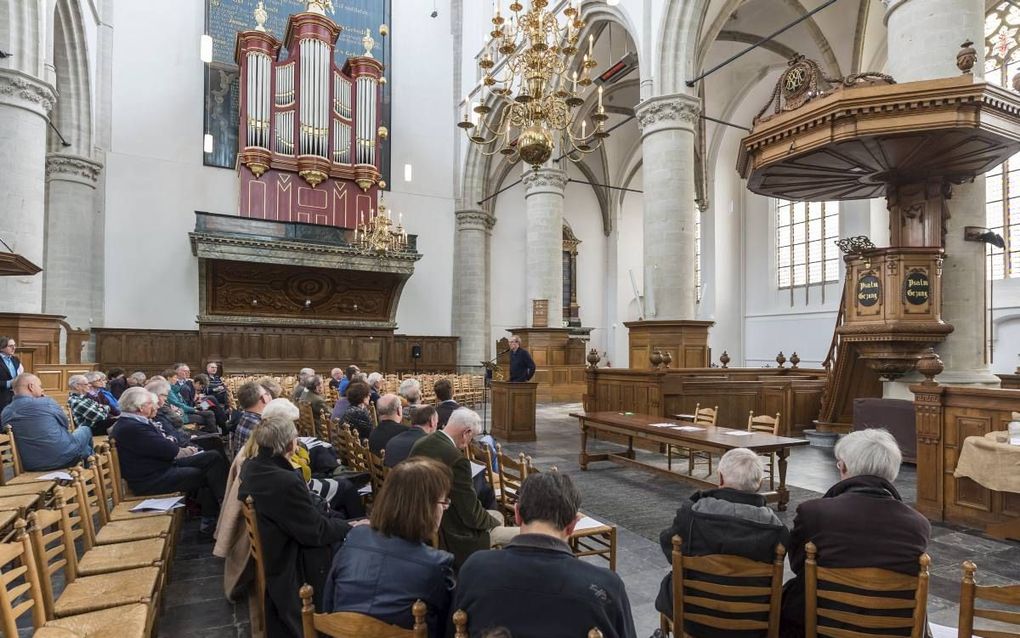 In de Sint-Catharijnekerk van Brielle spreekt dr. Charles Caspers over de martelaren van Gorcum. beeld Wim van Vossen