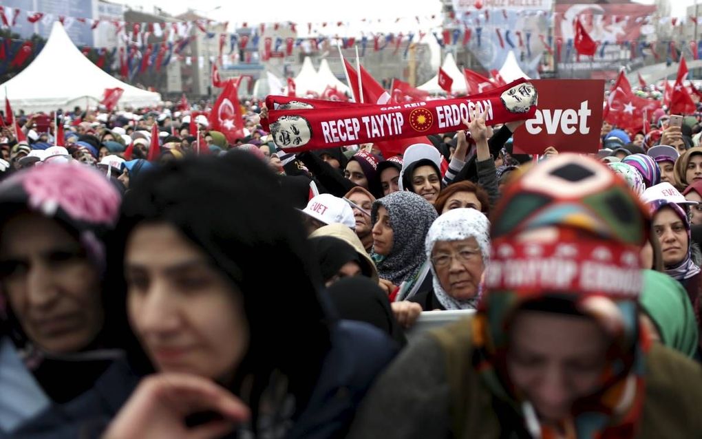 Aanhangers massaal op de been voor hun president tijdens de opening van een metrostation in Istanboel vorige week. Turkijekenner Udink zegt dat Erdogan streeft naar „een islamitische republiek à la de Moslim Broederschap.” beeld Epa, Sedat Suna