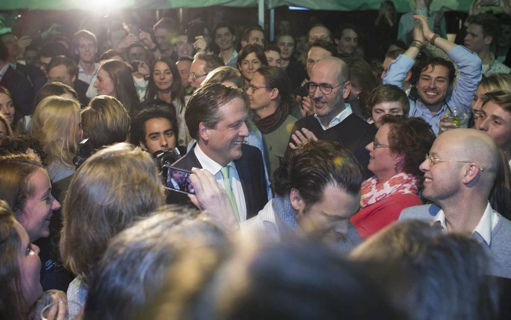 D66-leider Pechtold baant zich in een Scheveningse strandtent een weg naar het podium om zijn aanhang toe te spreken. beeld ANP, Evert-Jan Daniels