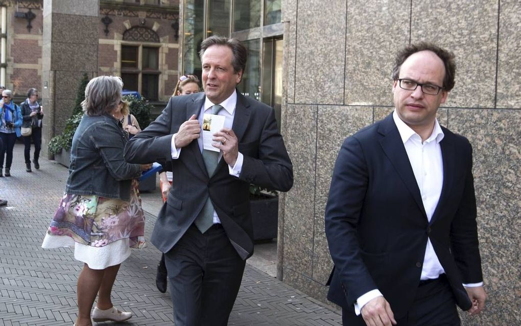 D66-fractievoorzitter Pechtold met een zojuist gekregen folder. beeld Dirk Hol