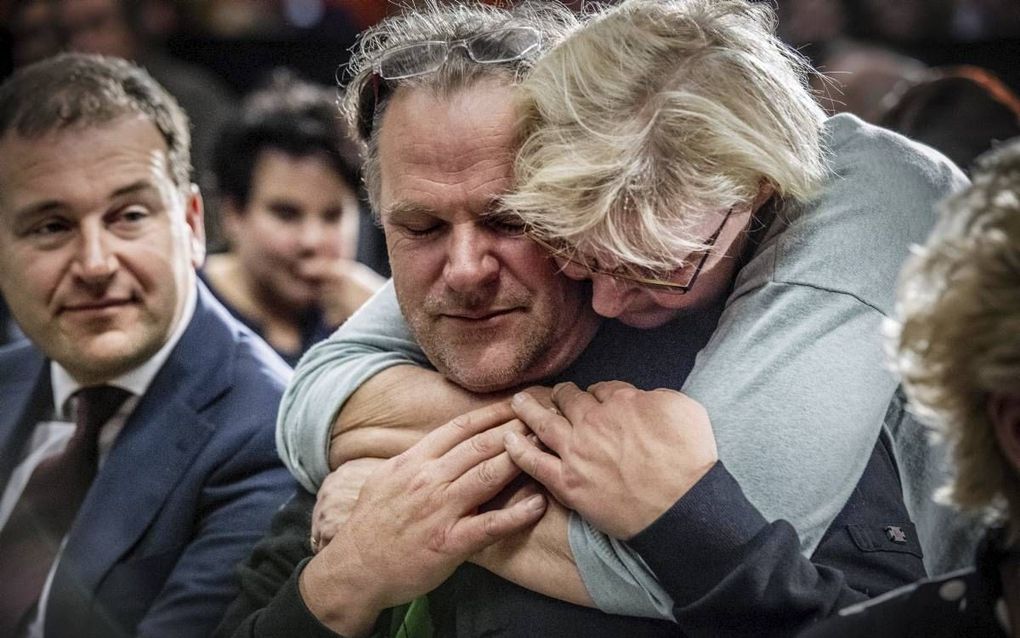 PvdA-voorzitter Spekman krijgt een omhelzing van een partijgenoot tijdens de ledenraad van zijn partij, zaterdag in Utrecht. Spekman stapt in oktober op vanwege de nederlaag bij de verkiezingen. beeld ANP, Robin Utrecht