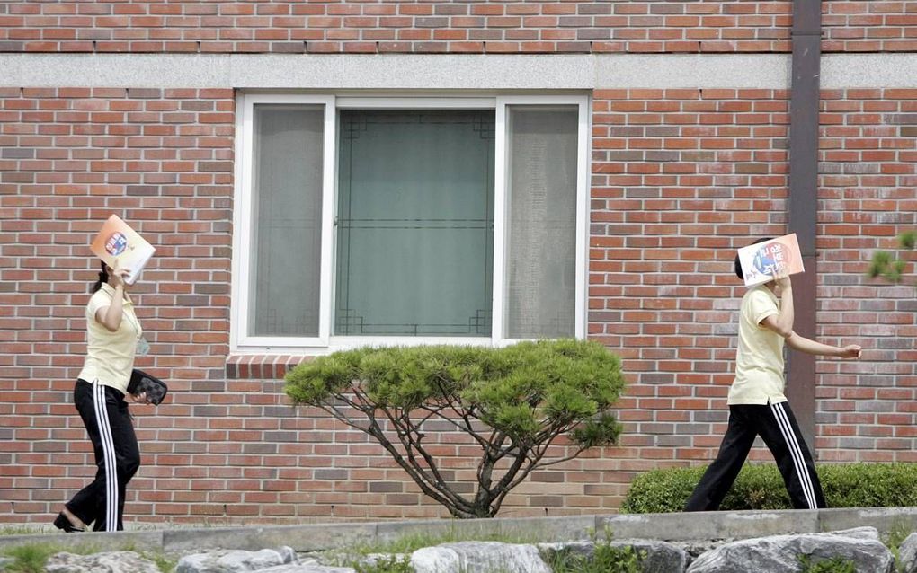 HANOWAN. Twee vrouwen die eerder uit Noord-Korea vluchtten, proberen hun herkomst geheim te houden nadat ze in Zuid-Korea in het opvangcentrum Hanowan zijn gearriveerd. beeld Reuters