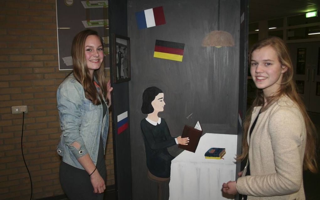 GORINCHEM. Aandacht voor Anne Frank, gisteravond tijdens de Nacht van de Schone Kunsten op de Gomarus Scholengemeenschap in Gorinchem. beeld André Bijl