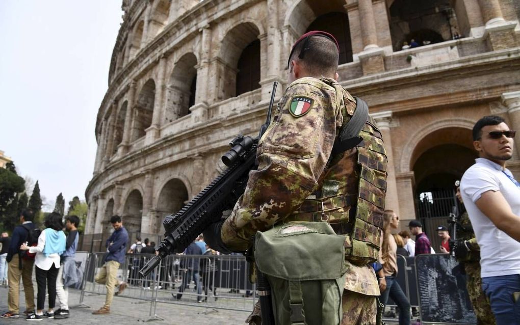 Italiaanse soldaten beveiligen de EU-leiders die vandaag de 60e verjaardag van het Verdrag van Rome vieren. beeld AFP, Vincenzo Pinto