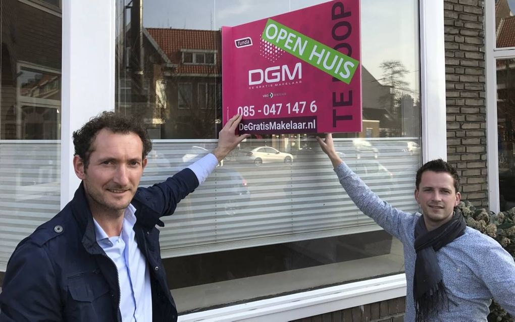 ROTTERDAM. „Onze aanpak maakt het verkoopproces van een woning volledig transparant”, zeggen Mark Glas (l) en Wilbert Hoogendijk, eigenaars van De Gratis Makelaar. beeld De Gratis Makelaar