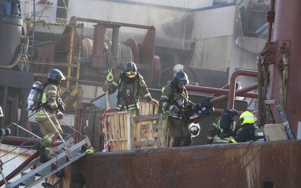 Het scheepsbrandbestrijdinsgteam aan het werk op de Johanna Maria, in de haven Scheveningen, 2013.  beeld Veiligheidsregio Haaglanden