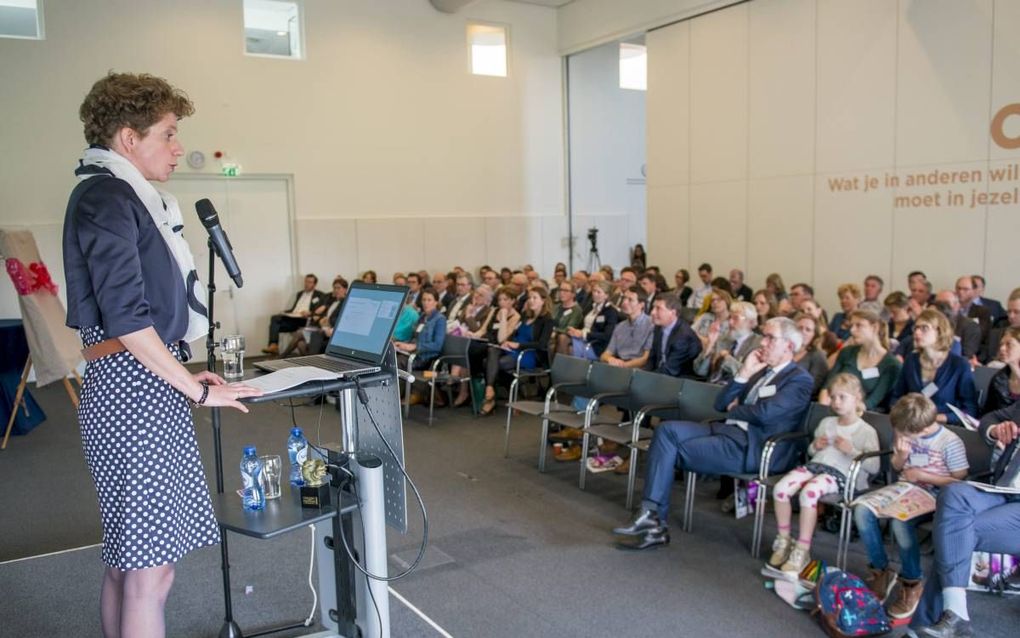 GOUDA. Dr. N. J. de Ronde-Davidse werd donderdagmiddag op Driestar Hogeschool in Gouda geïnstalleerd als lector passend leraarschap. Ze hield een lectorale rede over ”Zorglast verlichten, draagkracht vergroten.” beeld Cees van der Wal