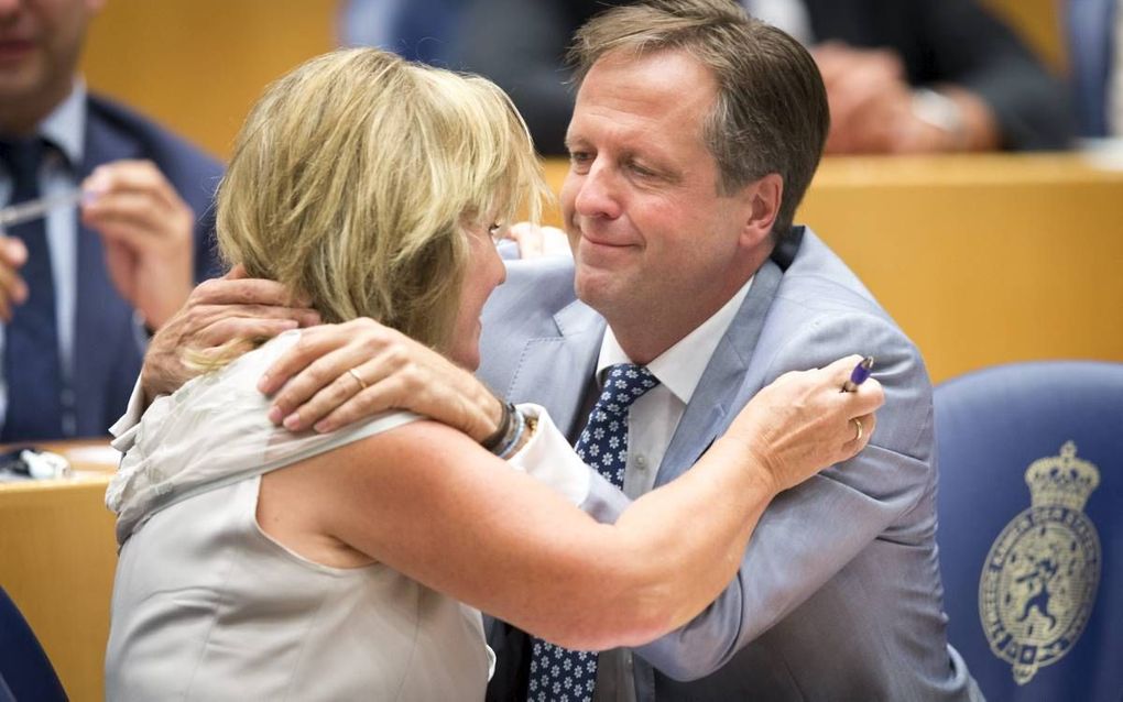 Foto: D66-Kamerlid Dijkstra wordt gefeliciteerd door fractievoorzitter Pechtold na aanname van haar wetsvoorstel tot wijziging van de Wet op de orgaandonatie in de Tweede Kamer, september vorig jaar. beeld ANP, Jerry Lampen