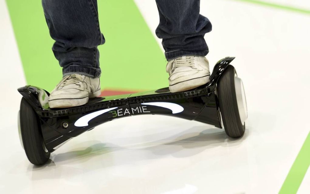 Een hoverboard wordt geshowd op de elektronicabeurs IFA in Berlijn.. beeld EPA Rainer Jensen