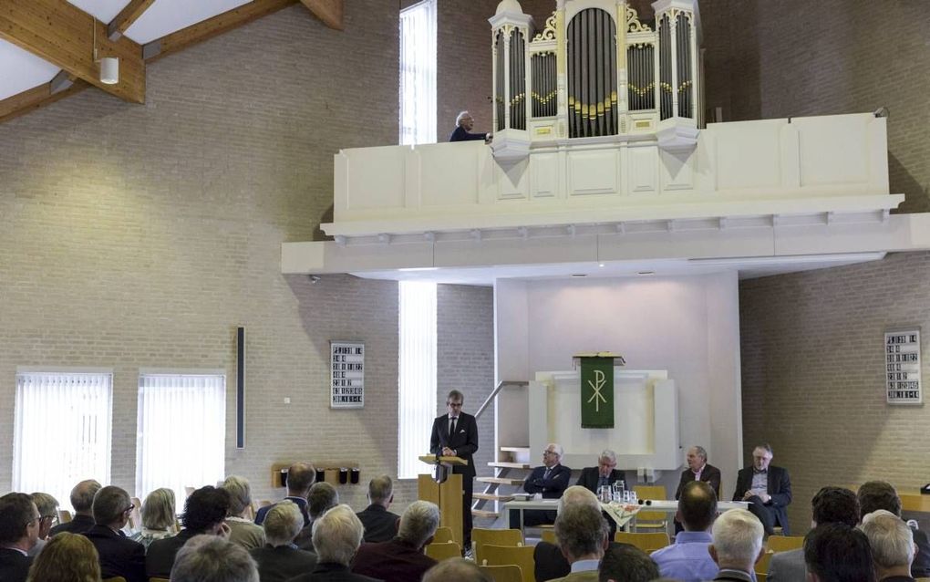 Prof. dr. M. J. Kater belichtte zaterdag in Nijkerk het reformatorisch karakter van de prediking in de Christelijke Gereformeerde Kerken. „Reformatorische prediking is geen tijdloze prediking, maar belicht het hele leven vanuit God en tot op God.” beeld A