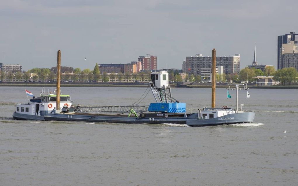 ROTTERDAM. De Nooitgedacht van het Sliedrechtse familiebedrijf BTO doet zijn werk op plekken waar grote baggerschepen niet kunnen komen. Met onder meer de installatie van elektromotoren en een centrale generator is de uitstoot van schadelijke stoffen verm