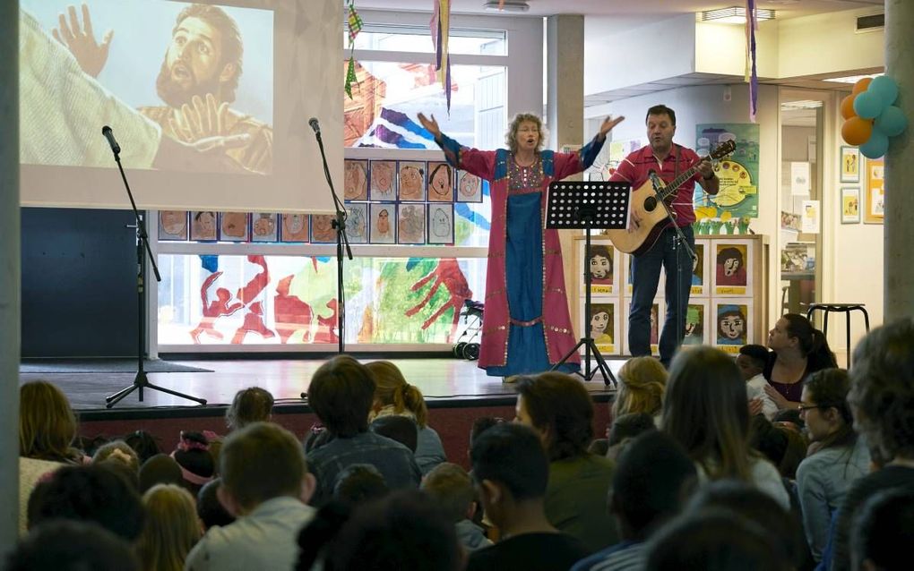 De christelijke Prinses Beatrixschool in de multiculturele Haagse Schilderswijk hield donderdagmorgen een paasviering. Op de foto zingen juf Bernice Meeuwisse en meester Rick Krijtenburg een paaslied. beeld Martijn Beekman