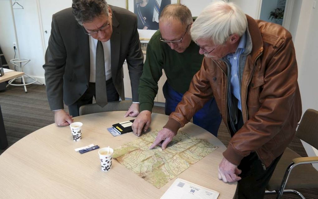 In Andelst is een stafkaart gevonden die mogelijk in de meidagen van 1940 is gebruikt door het Nederlandse leger. Van links naar rechts: wethouder J. W. Keuken, H. J. Nijhof en Kobus van Ingen.  beeld gemeente Neder-Betuwe