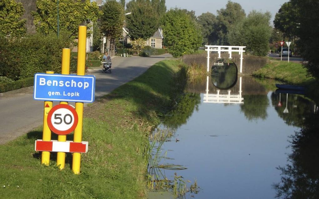 Karakteristieke witte bruggetje in Benschop. beeld André Bijl