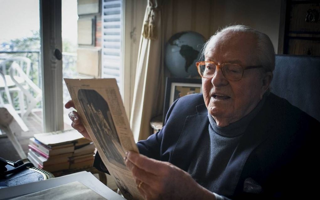 Jean-Marie Le Pen op zijn werkkamer in Saint-Cloud: „Wat is er nu schandalig aan mijn uitspraak over de gaskamers als detail in de geschiedenis van de Tweede Wereldoorlog? Er is geen enkele reden voor.” beeld Mark Heijster