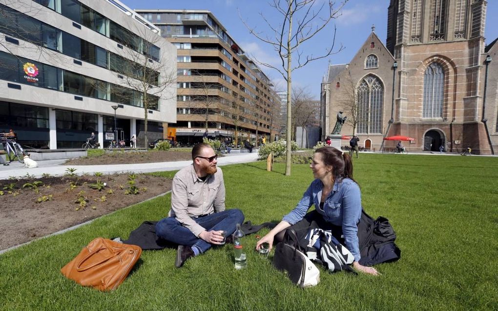 Chris Nieuwstraten en Marieke Middendorp genieten van het groen op het Grote Kerkplein in Rotterdam. Het plein is stadspark geworden.  beeld Roel Dijkstra