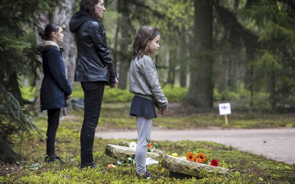 LOENEN. Vrijwilligers en betrokkenen stonden maandag op het Nationaal Ereveld Loenen bij de graven van oorlogsslachtoffers. Op deze manier wil de organisatie cijfers tot leven brengen.  beeld ANP, Piroschka van de Wouw.