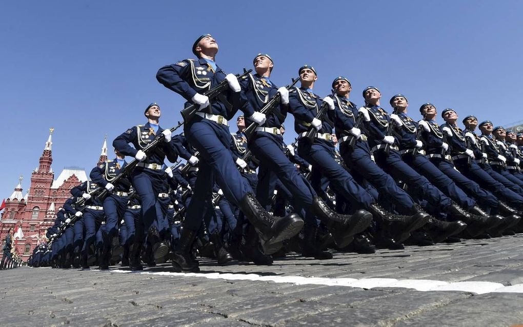 Russische soldaten marcheren over het Rode Plein, op de Dag van de Overwinning, 9 mei 2016. beeld AFP