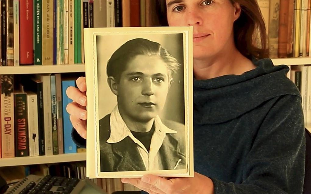 Historica en journalist Marianne Foncke met een foto van haar opa Leen Hoogerwerf.  beeld Marianne Foncke