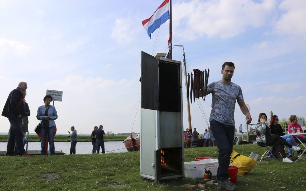 In Eemdijk werd zaterdag een kampioenschap palingroken gehouden. En in de gemeenten Kampen en Zwartewaterland werden jonge aaltjes uitgezet. beeld Sjaak van de Groep