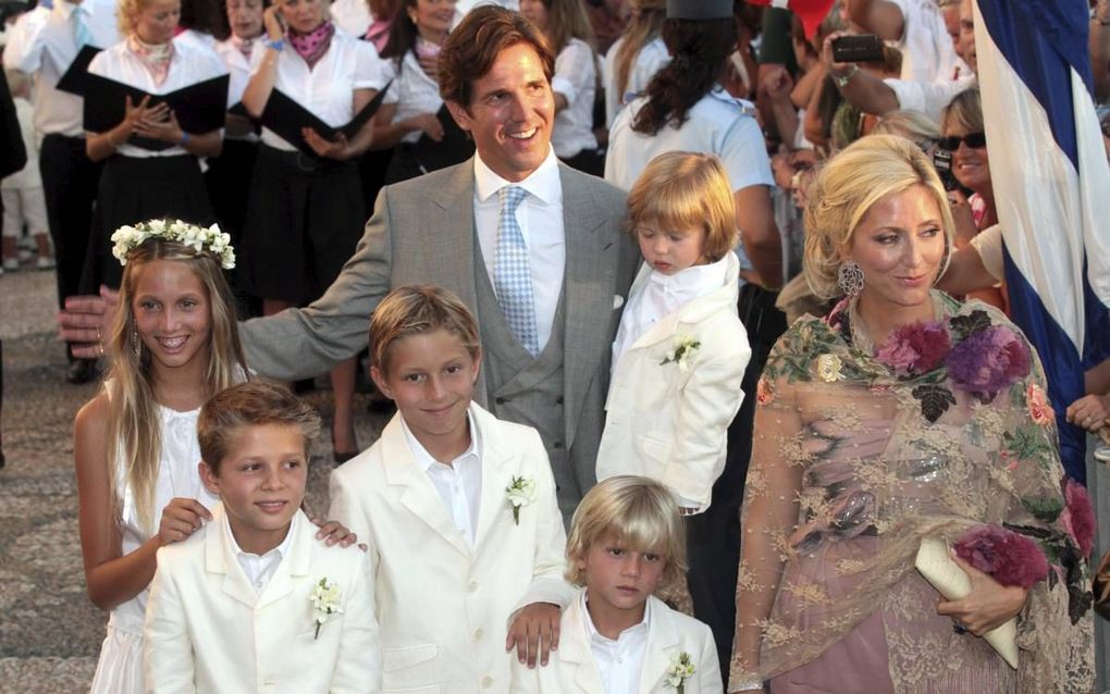 Het Griekse kroonprinselijk paar met hun vijf kinderen tijdens het huwelijk van Pavlos’ broer, prins Nikolaos, in 2010. beeld EPA, Orestis Pangiotou