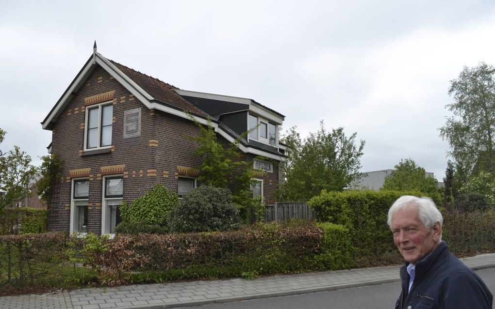 Treinliefhebber Jan Slagman bij de voormalige wachtpost op de hoek Gravenstraat-Dannenberg in Rijssen. beeld Gerrit Dannenberg