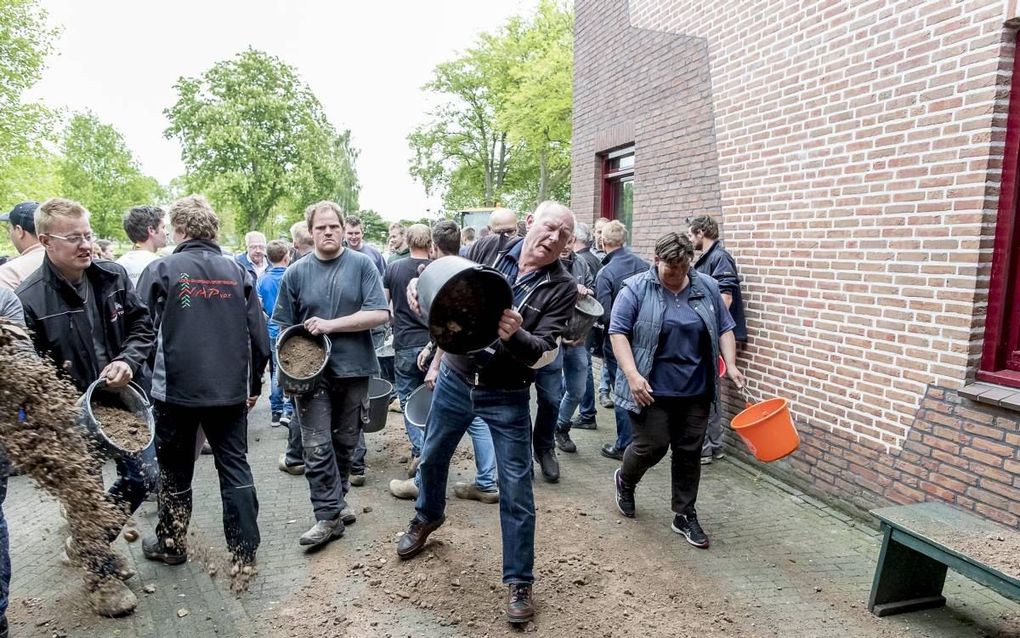 Omwonenden van opvanglocatie Domus+ Batelaar bij Lunteren stortten gisteravond zand en puin voor de ingang van de boerderij uit protest tegen de overlast die de cliënten veroorzaken. beeld Ted Walker