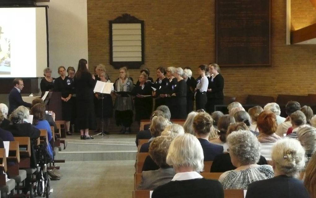 Het Israëlprojectkoor, onder leiding van Mariëlle Heidekamp, zong dinsdag op een Israëlochtend in Woerden. beeld RD