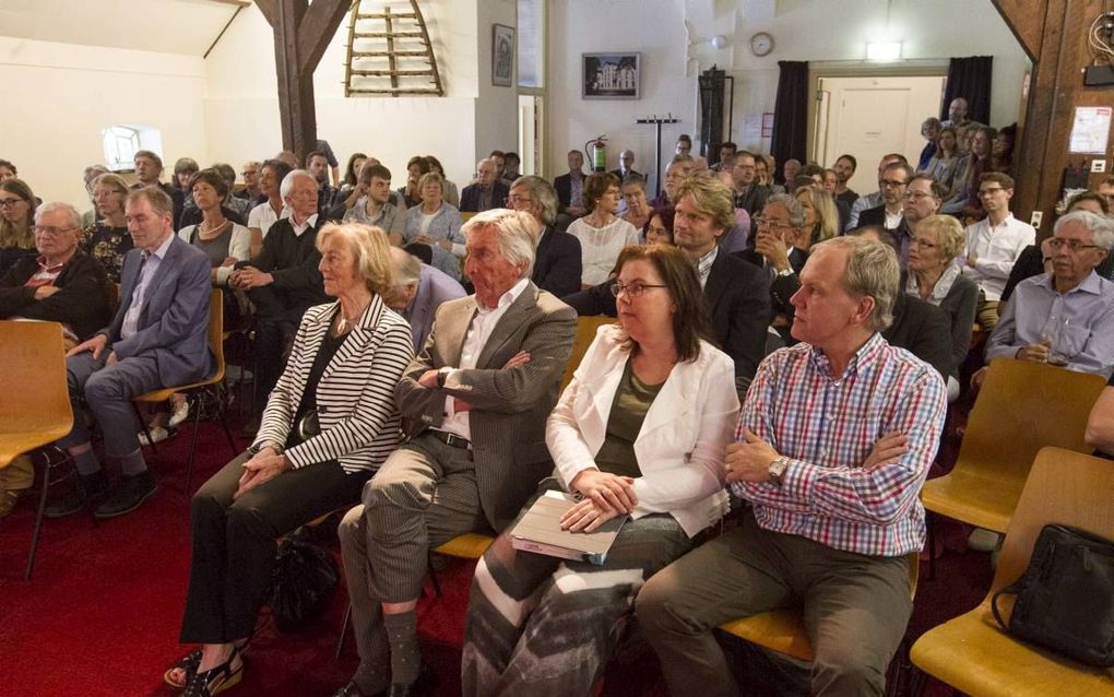 In Driebergen werd gisteren het boek ”Typisch evangelisch. Een stroming in perspectief” gepresenteerd. De bundel is geredigeerd door Laura Dijkhuizen en Henk Bakker.  beeld RD, Anton Dommerholt