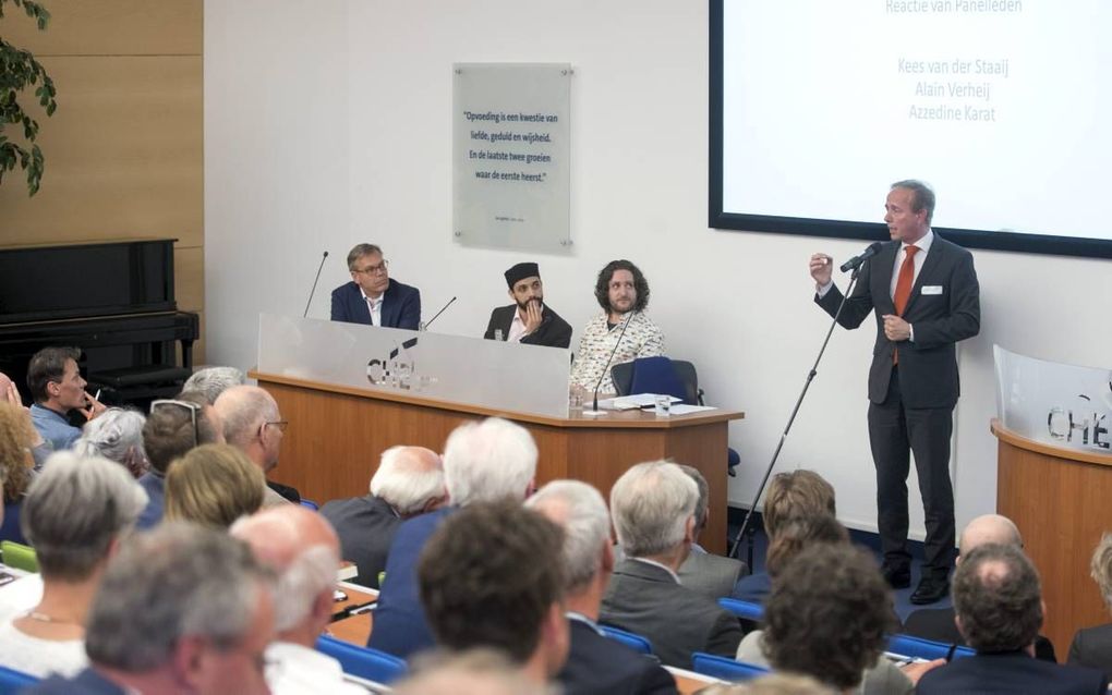 SGP-leider Van der Staaij (foto) was een van de sprekers op het vrijdag gehouden symposium Kwetsbare liefde aan de Christelijke Hogeschool Ede. Aanleiding voor de bijeenkomst was de verschijning van een boek van prof. Reitsma over hoe als kerk om te gaan 