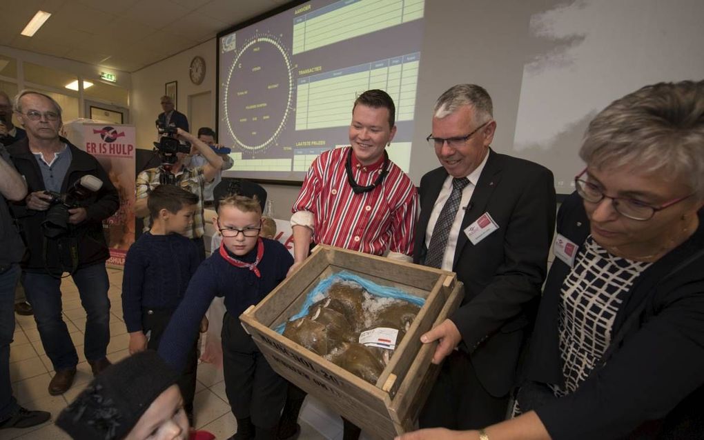 In de visafslag in Urk werd maandagochtend het eerste mandje meischol geveild. De opbrengst was bestemd voor Schreeuw om Leven die hulp biedt aan ongewenst zwangere vrouwen. De veiling is een initiatief van directeur Kees van Helden van de stichting. beel