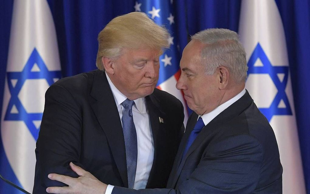 De Amerikaanse president Donald Trump (l.) en de Israëlische premier Benjamin Netanyahu na een persconferentie in Jeruzalem, maandag. beeld AFP, Mandel Ngan
