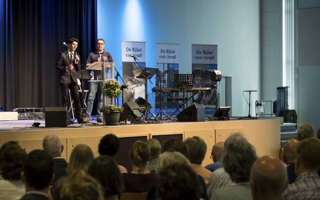 Eitan Bar spreekt bij de ontmoetingsdag van stichting Israël en de Bijbel in Ede. beeld Niek Stam