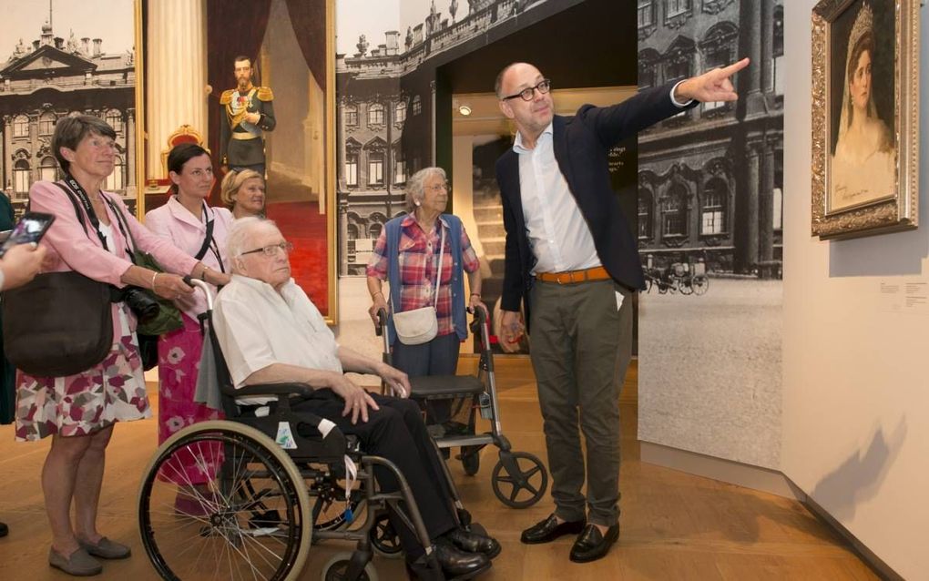 Twee honderdjarigen waren gisteren in Hermitage Amsterdam te gast bij de expositie over de Russische tsaar, die in hun geboortejaar 1917 werd afgezet. beeld Rufus de Vries